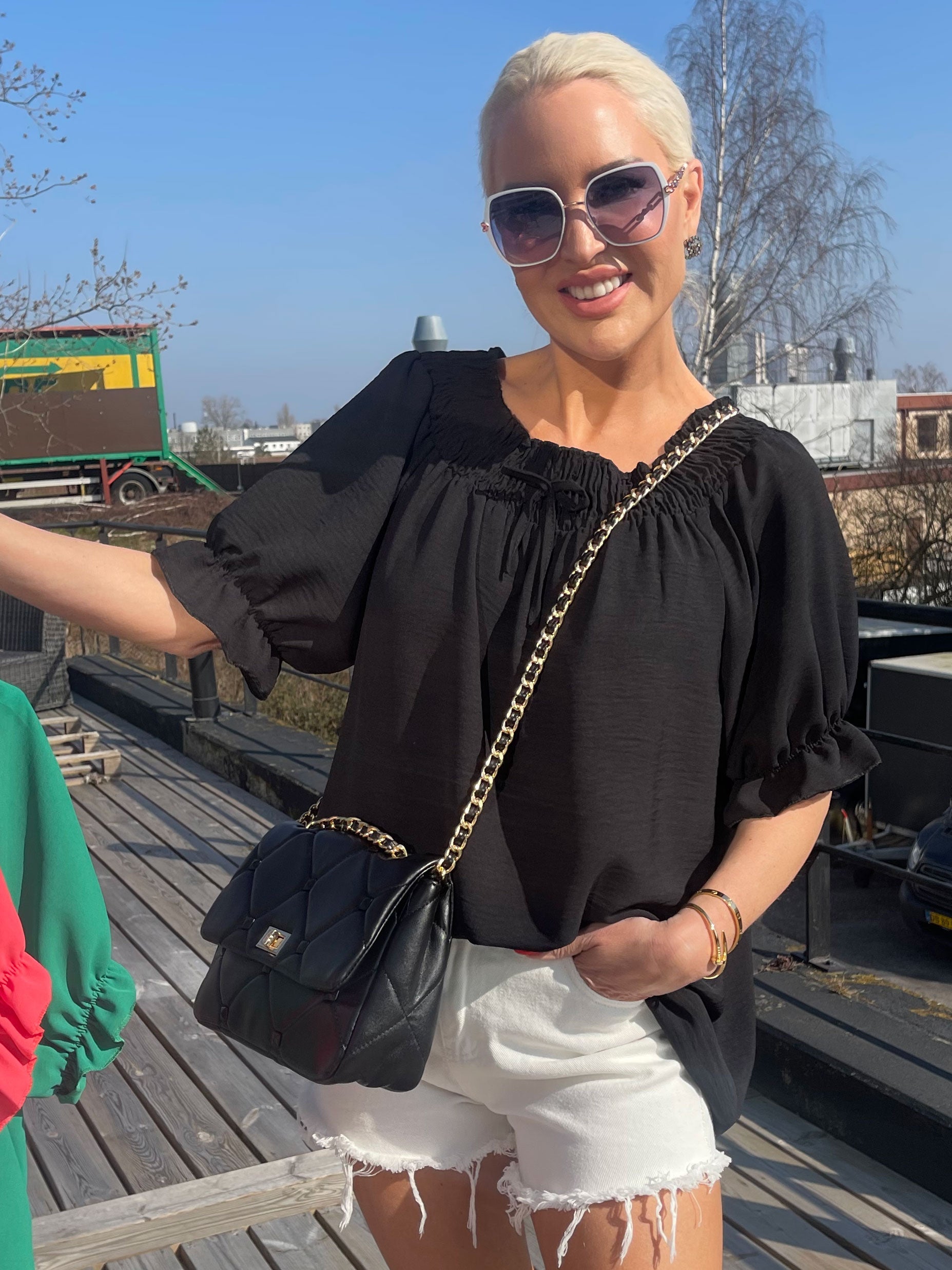 Fenya - Topp med gummiband i halsen